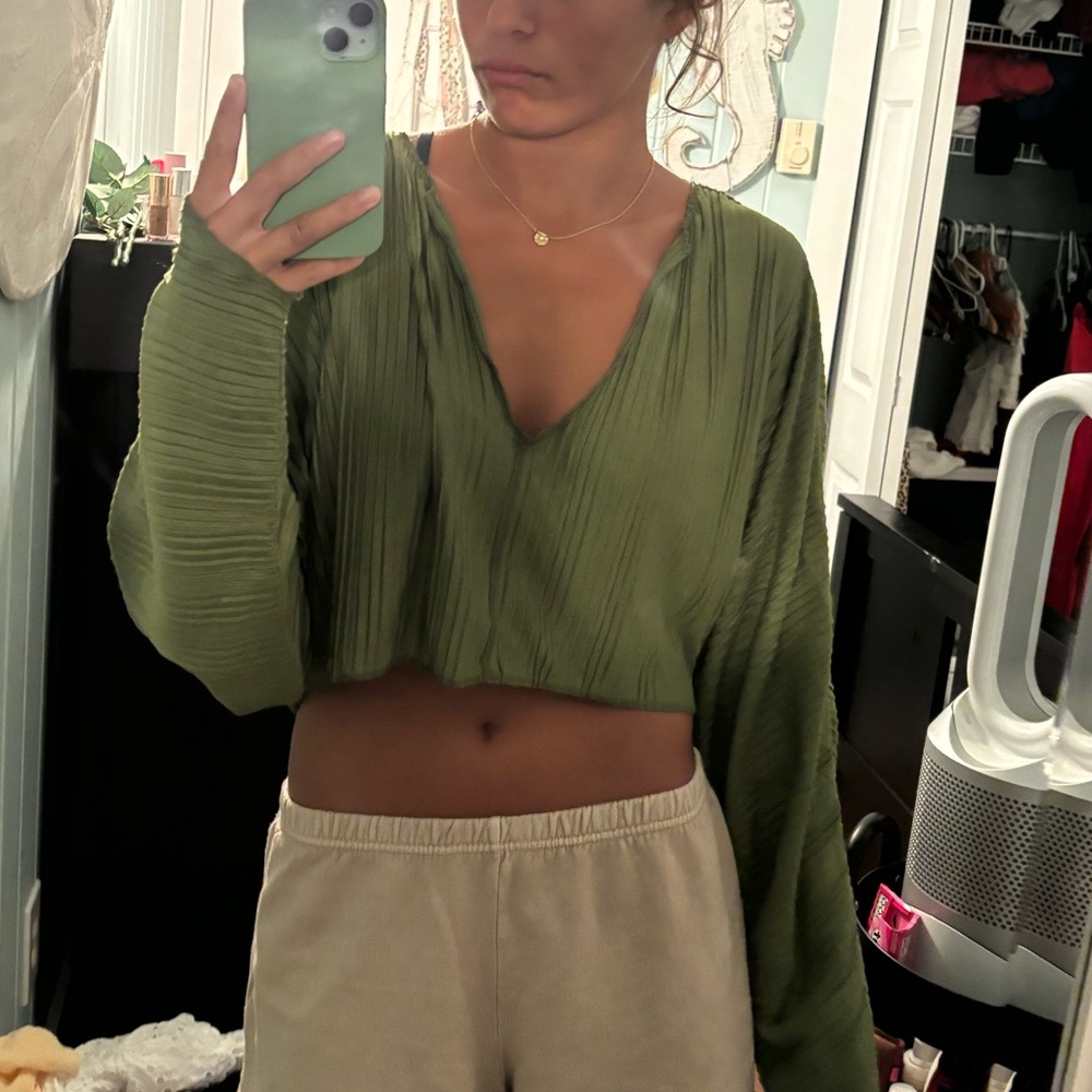 Urban outfitters green long sleeve cropped shirt